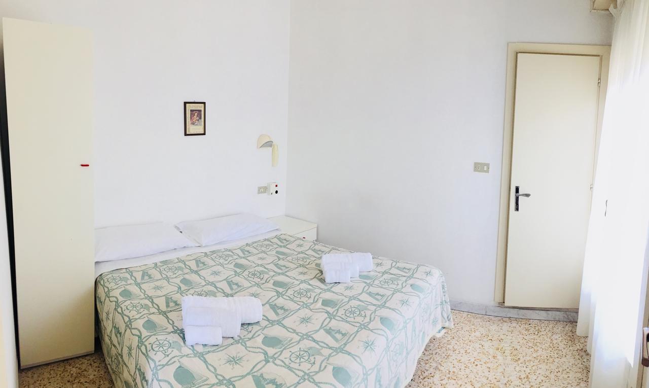 Hotel Urania Fogliano Marina Exterior foto