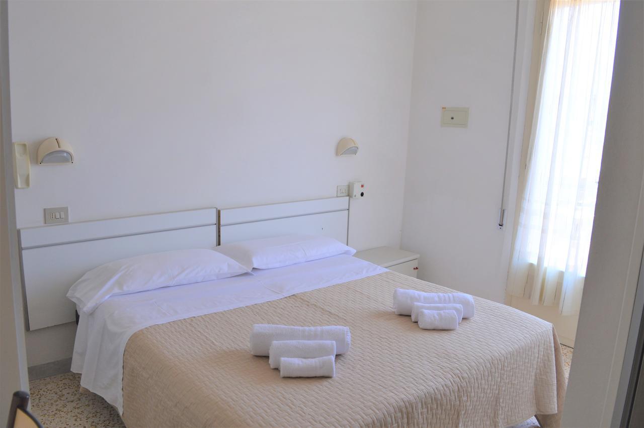 Hotel Urania Fogliano Marina Exterior foto